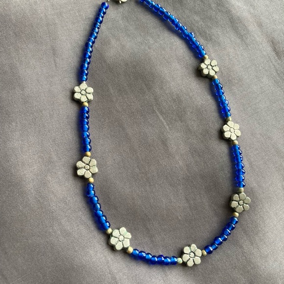 Necklace with blue glass beads and 7 silver toned metal flowers - Picture 2 of 8
